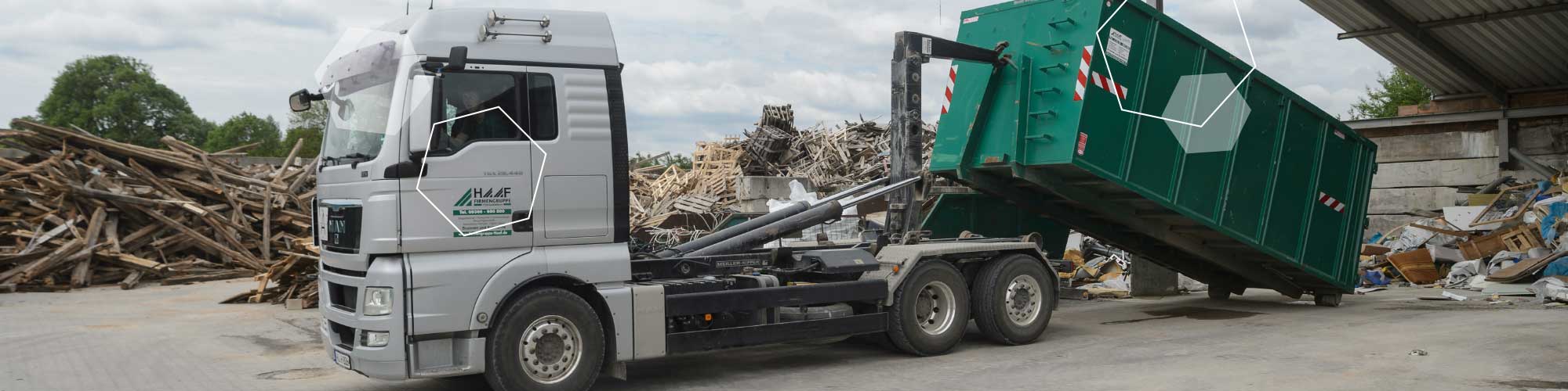 LKW der Firmengruppe-Haaf bei Entsorgungsarbeiten