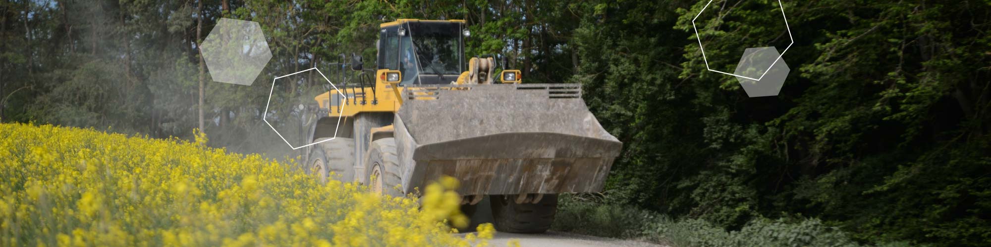 Radlader der Firmengruppe Haaf auf einem Feldweg