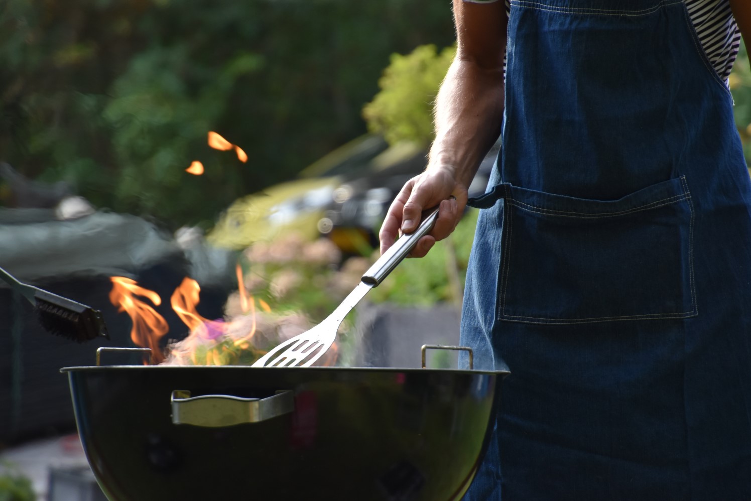 Insbesondere hartnäckige Flecken wie Kohle oder Fett vom Grillen sollten Sie sofort entfernen. © Almani | Unsplash