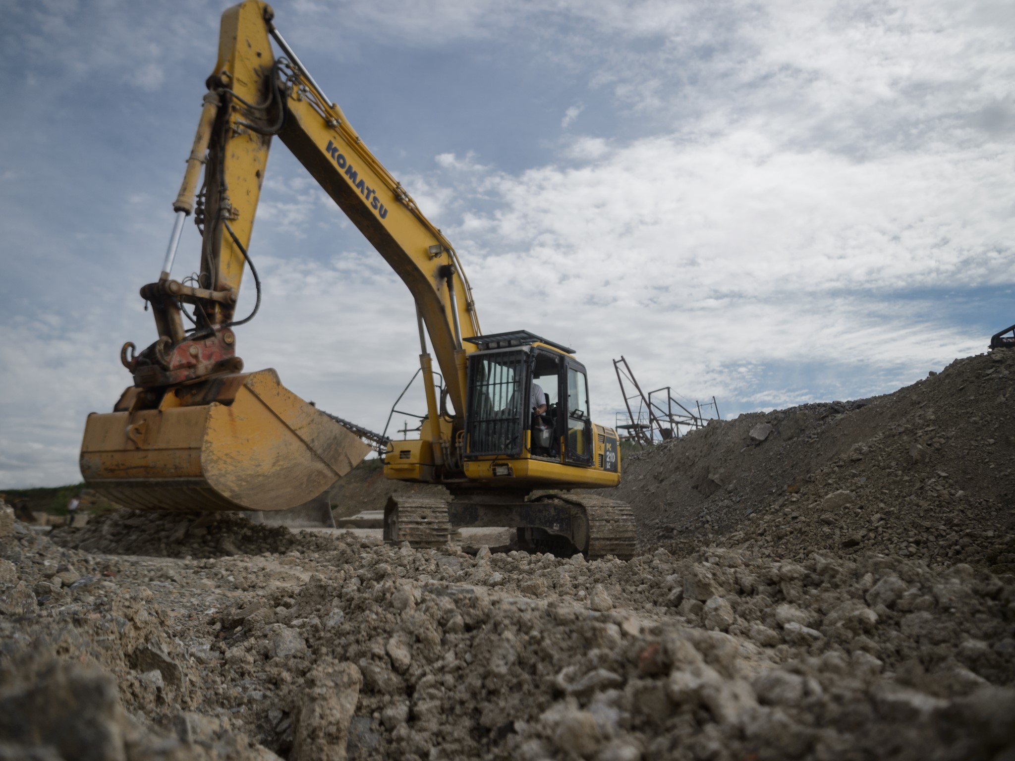 Im Steinbruch bei Würzburg wird Bauschutt wiederaufbereitet und zu Recycling-Baustoff verarbeitet. © Haaf Firmengruppe